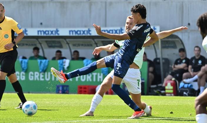 24 08 2024 Soccer Season 2024 2025 2 Soccer Bundesliga 03 Matchday SpVgg Greuther Fürth Kleeblatt SC Paderborn 07 SCP Sportfoto Zink xwoxzix DFL regulations prohibit any use of photographs as image sequences and or quasi video only for editorial use Santiago Castaneda 5, SC Paderborn 07 vor Dennis Srbeny 7, SpVgg Greuther Fürth