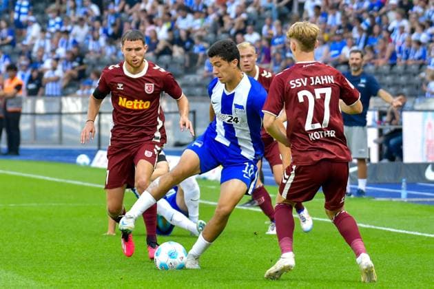 24 08 2024, xlakx, Soccer 2 Bundesliga, Hertha BSC Berlin Jahn Regensburg emspor, v l Oscar Schoenfelder SSV Jahn Regensburg 7 ,Ibrahim Maza Hertha BSC 10 ,Dominik Kother SSV Jahn Regensburg 27 ,duel, fight, tackle DFL DFB REGULATIONS PROHIBIT ANY USE OF PHOTOGRAPHS AS IMAGE SEQUENCES AND OR QUASI VIDEO Daniel Lakomski Jan Huebner Berlin