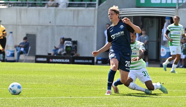 24 08 2024 Soccer season 2024 2025 2 Soccer Bundesliga 03 Matchday SpVgg Greuther Fürth Kleeblatt SC Paderborn 07 SCP Sportfoto Zink xwoxzix DFL regulations prohibit any use of photographs as image sequences and or quasi video only for editorial use Felix Götze 20, SC Paderborn 07 before Julian Green 37, SpVgg Greuther Fürth