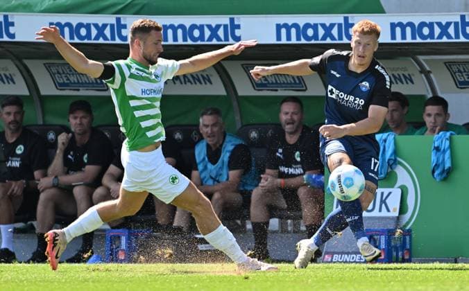 24 08 2024 Soccer Season 2024 2025 2 Soccer Bundesliga 03 Matchday SpVgg Greuther Fürth Kleeblatt SC Paderborn 07 SCP Sportfoto Zink xwoxzix DFL regulations prohibit any use of photographs as image sequences and or quasi video only for editorial use Dennis Srbeny 7, SpVgg Greuther Fürth Laurin Curda 17, SC Paderborn 07