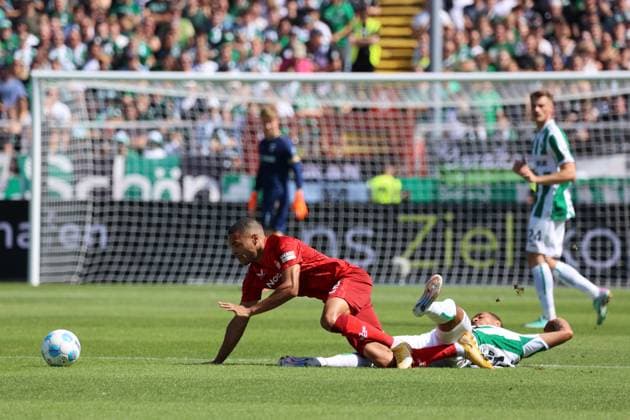 GER, Preussen Muenster vs 1 FC Kaiserslautern, Soccer, 2 Liga, Matchday 3, Season 2024 2025, 24 08 2024 Jan Gyamerah 1 FC Kaiserslautern, 32 Luca Bazzoli Preussen Muenster, 32 DFL REGULATIONS PROHIBIT ANY USE OF PHOTOGRAPHS AS IMAGE SEQUENCES AND OR QUASI VIDEO GER, Preussen Muenster vs 1 FC Kaiserslautern, Football, 2 Liga, Matchday 3, Season 2024 2025, 24 08 2024 Muenster Copyright: xEibner-Pressefoto xFrankxZeisingx EP_FZG