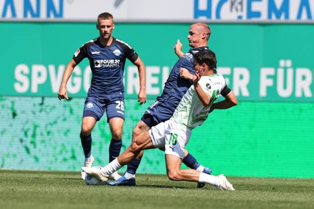 24 08 2024 Soccer Season 2024 2025 2 Soccer Bundesliga 03 Matchday SpVgg Greuther Fürth Kleeblatt SC Paderborn 07 SCP Sportfoto Zink DaMa xdaxmax DFL regulations prohibit any use of photographs as image sequences and or quasi video only for editorial use Sebastian Klaas 26, SC Paderborn 07 Sven Michel 11, SC Paderborn 07 Marco Meyerhöfer Meyerhoefer 18, SpVgg Greuther Fürth