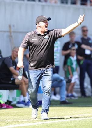 24 08 2024 Soccer Season 2024 2025 2 Soccer Bundesliga 03 Matchday SpVgg Greuther Fürth Kleeblatt SC Paderborn 07 SCP Sportfoto Zink DaMa xdaxmax DFL regulations prohibit any use of photographs as image sequences and or quasi video only for editorial use Lukas Kwasniok Trainer SC Paderborn 07 indicates gestures directs gives instructions