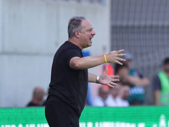 24 08 2024 Soccer Season 2024 2025 2 Soccer Bundesliga 03 Matchday SpVgg Greuther Fürth Kleeblatt SC Paderborn 07 SCP Sportfoto Zink DaMa xdaxmax DFL regulations prohibit any use of photographs as image sequences and or quasi video only for editorial use Alexander Zorniger Trainer SpVgg Greuther Fürth indicates gestures directs gives instructions
