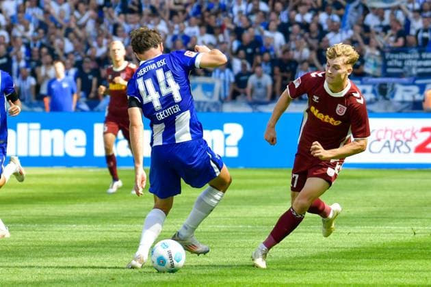 24 08 2024, xlakx, Fußball 2 Bundesliga, Hertha BSC Berlin Jahn Regensburg emspor, v l Linus Gechter Hertha BSC 44 ,Dominik Kother SSV Jahn Regensburg 27 ,Zweikampf, Duell, Kampf, tackle DFL DFB REGULATIONS PROHIBIT ANY USE OF PHOTOGRAPHS as IMAGE SEQUENCES and or QUASI VIDEO Daniel Lakomski Jan Huebner Berlin