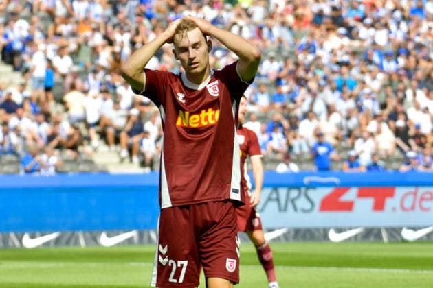 24 08 2024, xlakx, Fußball 2 Bundesliga, Hertha BSC Berlin Jahn Regensburg emspor, v l Dominik Kother SSV Jahn Regensburg 27 ,gibt Anweisungen, gestikuliert mit den Armen, gesticulate, gives instructions DFL DFB REGULATIONS PROHIBIT ANY USE OF PHOTOGRAPHS as IMAGE SEQUENCES and or QUASI VIDEO Daniel Lakomski Jan Huebner Berlin