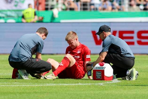 Jean Zimmer 1 FC Kaiserslautern is treated on the pitch due to injury, 2 Bundesliga, Preußen Münster vs 1 FC Kaiserslautern, Preußenstadion on August 24, 2024 in Münster, Germany Photo by Marco Steinbrenner DeFodi Images Jean Zimmer 1 FC Kaiserslautern is treated on the pitch due to injury, 2 Bundesliga, Preußen Münster vs 1 FC Kaiserslautern, Preußenstadion, August 24, 2024 in Münster, Germany Photo by Marco Steinbrenner DeFodi Images DFB DFL REGULATIONS PROHIBIT ANY USE OF PHOTOGRAPHS AS IMAGE SEQUENCES AND OR QUASI VIDEO Defodi 700 scp fcK 20240824 034 Defodi-700 DFB DFL REGULATIONS PROHIBIT ANY USE OF PHOTOGRAPHS AS IMAGE SEQUENCES AND OR QUASI-VIDEO.