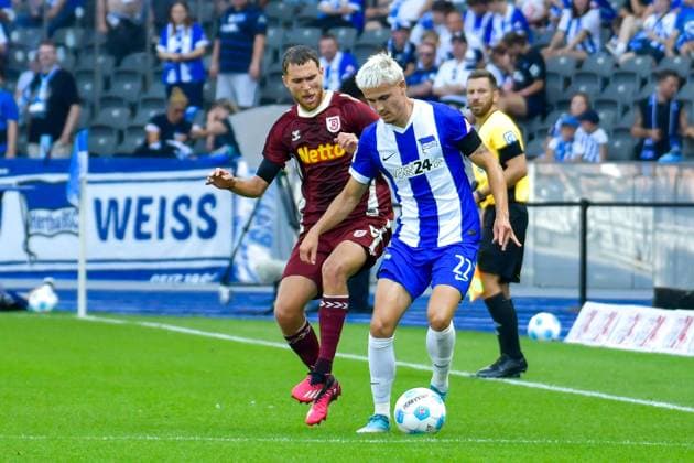 24 08 2024, xlakx, Soccer 2 Bundesliga, Hertha BSC Berlin Jahn Regensburg emspor, v l Oscar Schoenfelder SSV Jahn Regensburg 7 ,Marten Winkler Hertha BSC 22 ,Zweikampf, Duell, Kampf, tackle DFL DFB REGULATIONS PROHIBIT ANY USE OF PHOTOGRAPHS as IMAGE SEQUENCES and or QUASI VIDEO Daniel Lakomski Jan Huebner Berlin