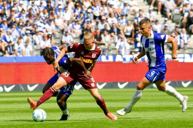 24 08 2024, xlakx, Soccer 2 Bundesliga, Hertha BSC Berlin Jahn Regensburg emspor, v l Deyovaisio Zeefuik Hertha BSC 42 ,Kai Proeger SSV Jahn Regensburg 33 , DFL DFB REGULATIONS PROHIBIT ANY USE OF PHOTOGRAPHS as IMAGE SEQUENCES and or QUASI VIDEO Daniel Lakomski Jan Huebner Berlin