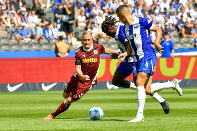 24 08 2024, xlakx, Soccer 2 Bundesliga, Hertha BSC Berlin Jahn Regensburg emspor, v l Kai Proeger SSV Jahn Regensburg 33 ,Deyovaisio Zeefuik Hertha BSC 42 ,Marc Oliver Kempf Hertha BSC 4 ,Zweikampf, Duell, Kampf, tackle DFL DFB REGULATIONS PROHIBIT ANY USE OF PHOTOGRAPHS AS IMAGE SEQUENCES AND OR QUASI VIDEO Daniel Lakomski Jan Huebner Berlin