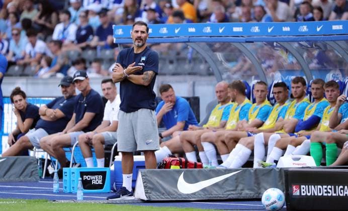 Coach Cristian Fiel pointing, gesticulating Single image Crop action Sport Football Soccer DFL 2 Bundesliga Men 3 Matchday Season 2024 2025 24 08 2024 Hertha BSC Berlin vs SSV Jahn Regensburg DFL regulations prohibit any use of photographs as image sequences and or quasi video
