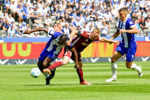 24 08 2024, xlakx, Soccer 2 Bundesliga, Hertha BSC Berlin Jahn Regensburg emspor, v l Kai Proeger SSV Jahn Regensburg 33 ,Deyovaisio Zeefuik Hertha BSC 42 ,Marc Oliver Kempf Hertha BSC 4 ,Zweikampf, Duell, Kampf, tackle DFL DFB REGULATIONS PROHIBIT ANY USE OF PHOTOGRAPHS AS IMAGE SEQUENCES AND OR QUASI VIDEO Daniel Lakomski Jan Huebner Berlin