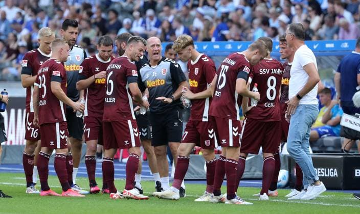 Drink break, coach Joe Enochs talks to players Sport Soccer Football DFL 2 Bundesliga Men 3 Matchday Season 2024 2025 24 08 2024 Hertha BSC Berlin vs SSV Jahn Regensburg DFL regulations prohibit any use of photographs as image sequences and or quasi video