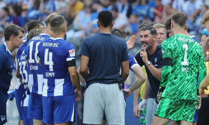 Drink break, coach Cristian Fiel talks to players Sports Soccer Football DFL 2 Bundesliga Men 3 Matchday Season 2024 2025 24 08 2024 Hertha BSC Berlin vs SSV Jahn Regensburg DFL regulations prohibit any use of photographs as image sequences and or quasi video