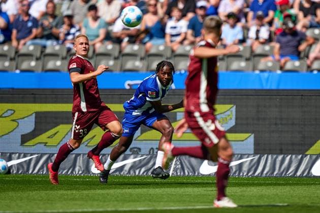 Deyovaisio Zeefuik Hertha BSC, 42 , Kai Proeger SSV Jahn Regensburg, 33 , GER, Hertha BSC vs SSV Jahn Regensburg, Soccer Men, 2 Bundesliga, Season 2024 2025, Matchday 03, 24 08 2024 DFL REGULATIONS PROHIBIT ANY USE OF PHOTOGRAPHS AS IMAGE SEQUENCES AND OR QUASI VIDEO GER, Hertha BSC vs SSV Jahn Regensburg, Soccer men, 2 Bundesliga, Season 2024 2025, 03 Matchday, 24 08 2024 Berlin Copyright: xEibner-Pressefotox xClaudiusxRauchx EP_CRH