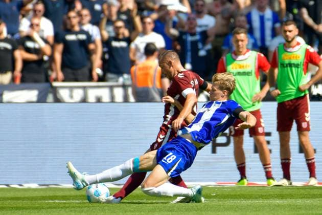 24 08 2024, xlakx, Fußball 2 Bundesliga, Hertha BSC Berlin Jahn Regensburg emspor, v l Andreas Geipl SSV Jahn Regensburg 8 ,Luca Schuler Hertha BSC 18 ,Zweikampf, Duell, Kampf, tackle DFL DFB REGULATIONS PROHIBIT ANY USE OF PHOTOGRAPHS as IMAGE SEQUENCES and or QUASI VIDEO Daniel Lakomski Jan Huebner Berlin