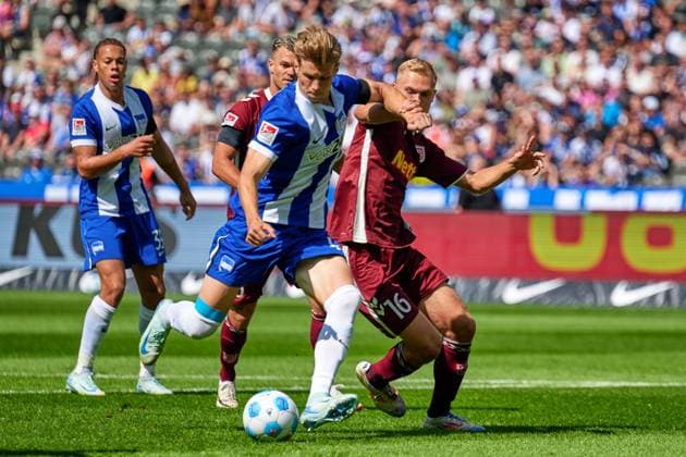 Luca Schuler Hertha BSC, 18 , Louis Breunig SSV Jahn Regensburg, 16 , GER, Hertha BSC vs SSV Jahn Regensburg, Soccer Men, 2 Bundesliga, Season 2024 2025, 03 Matchday, 24 08 2024 DFL REGULATIONS PROHIBIT ANY USE OF PHOTOGRAPHS AS IMAGE SEQUENCES AND OR QUASI VIDEO GER, Hertha BSC vs SSV Jahn Regensburg, Soccer men, 2 Bundesliga, Season 2024 2025, 03 Matchday, 24 08 2024 Berlin Copyright: xEibner-Pressefotox xClaudiusxRauchx EP_CRH