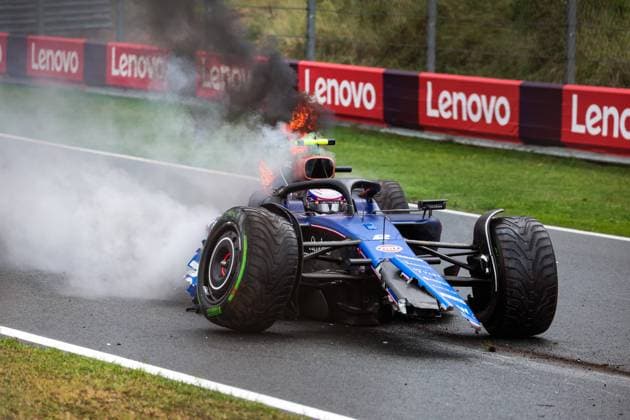 02 SARGEANT Logan (usa), Williams Racing FW46, with his car on fire after his crash in FP3 during the Formula 1 Heineken Dutch Grand Prix 2024, 15th round of the 2024 Formula One World Championship, WM, Weltmeisterschaft from August 23 to 25, 2024 on the Circuit Zandvoort, in Zandvoort, Netherlands - F1 - DUTCH GRAND PRIX 2024 DPPI Panoramic  240824_R15_OLANDA_DP_FG008916