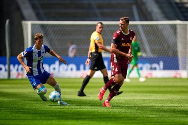 Luca Schuler Hertha BSC, 18 , Florian Ballas SSV Jahn Regensburg, 04 , GER, Hertha BSC vs SSV Jahn Regensburg, Soccer Men, 2 Bundesliga, Season 2024 2025, 03 Matchday, 24 08 2024 DFL REGULATES PROHIBIT ANY USE OF PHOTOGRAPHS AS IMAGE SEQUENCES AND OR QUASI VIDEO GER, Hertha BSC vs SSV Jahn Regensburg, Soccer men, 2 Bundesliga, Season 2024 2025, 03 Matchday, 24 08 2024 Berlin Copyright: xEibner-Pressefotox xClaudiusxRauchx EP_CRH