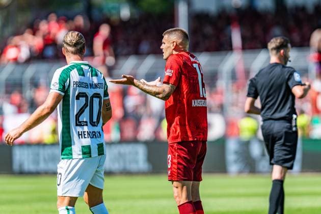 24 08 2024, SC Preußen Münster vs 1 FC Kaiserslautern, 2 Bundesliga, 3 Matchday Erik Wekesser 1 FC Kaiserslautern, 13 gets a yellow card and doesnt really know why Important note According to the regulations of the DFL German Football League or the DFB German Football Association, it is prohibited to use photographs taken in the stadium and or of the match in the form of sequential images and or video-like photo series Photo Bahho Kara Kirchner Media Copyright: xBahhoxKara Kirchner-Mediax