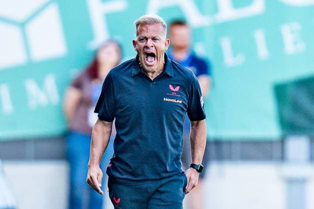24 08 2024, SC Preußen Münster vs 1 FC Kaiserslautern, 2 Bundesliga, 3 Matchday Markus Anfang 1 FC Kaiserslautern, Coach is angry and annoyed Important note According to the regulations of the DFL German Football League or the DFB German Football Association, it is prohibited to use photographs taken in the stadium and or from the match in the form of sequential images and or video-like photo series Photo Bahho Kara Kirchner Media Copyright: xBahhoxKara Kirchner-Mediax