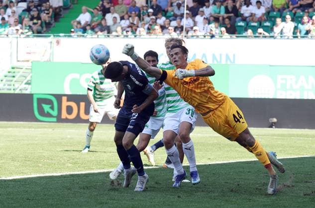 24 08 2024 Soccer Season 2024 2025 2 Soccer Bundesliga 03 Matchday SpVgg Greuther Fürth Kleeblatt SC Paderborn 07 SCP Sportfoto Zink DaMa xdaxmax DFL regulations prohibit any use of photographs as image sequences and or quasi video only for editorial use Nahuel Noll 44, SpVgg Greuther Fürth faustet Ball weg