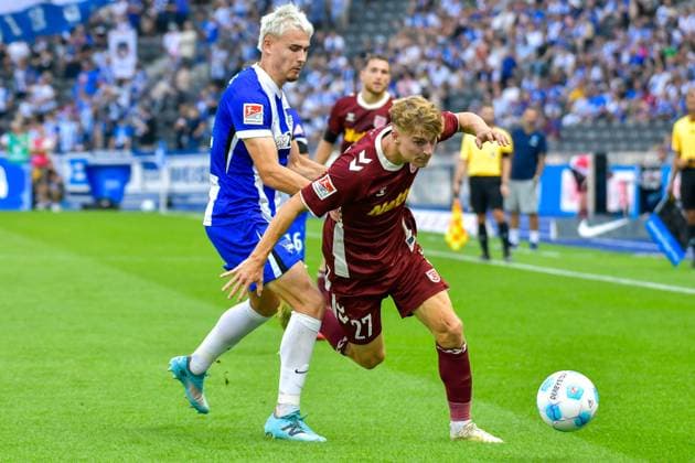 24 08 2024, xlakx, Fußball 2 Bundesliga, Hertha BSC Berlin Jahn Regensburg emspor, v l Marten Winkler Hertha BSC 22 ,Dominik Kother SSV Jahn Regensburg 27 ,Zweikampf, Duell, Kampf, tackle DFL DFB REGULATIONS PROHIBIT ANY USE OF PHOTOGRAPHS as IMAGE SEQUENCES and or QUASI VIDEO Daniel Lakomski Jan Huebner Berlin