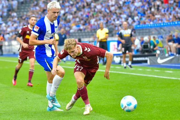 24 08 2024, xlakx, Fußball 2 Bundesliga, Hertha BSC Berlin Jahn Regensburg emspor, v l Marten Winkler Hertha BSC 22 ,Dominik Kother SSV Jahn Regensburg 27 ,Zweikampf, Duell, Kampf, tackle DFL DFB REGULATIONS PROHIBIT ANY USE OF PHOTOGRAPHS as IMAGE SEQUENCES and or QUASI VIDEO Daniel Lakomski Jan Huebner Berlin