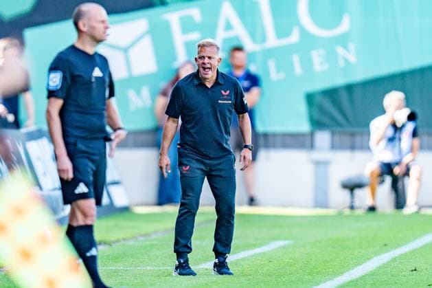 24 08 2024, SC Preußen Münster vs 1 FC Kaiserslautern, 2 Bundesliga, 3 Matchday Markus Anfang 1 FC Kaiserslautern, Coach is angry and annoyed Important note According to the regulations of the DFL German Football League or the DFB German Football Association, it is prohibited to use photographs taken in the stadium and or from the match in the form of sequential images and or video-like photo series Photo Bahho Kara Kirchner Media Copyright: xBahhoxKara Kirchner-Mediax