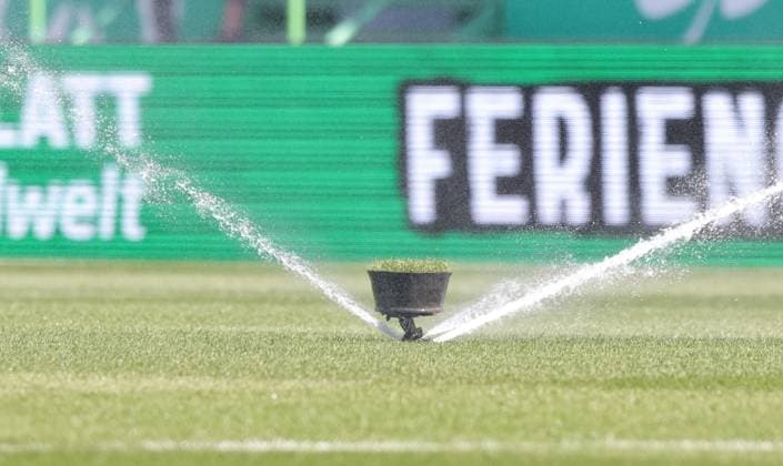 24 08 2024 Soccer Season 2024 2025 2 Soccer Bundesliga 03 Matchday SpVgg Greuther Fürth Kleeblatt SC Paderborn 07 SCP Sportfoto Zink DaMa xdaxmax DFL regulations prohibit any use of photographs as image sequences and or quasi video only for editorial use Symbolbild Symbolfoto Feature Impression Wassersprenger Rasensprenger