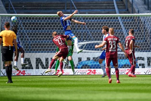 Luca Schuler Hertha BSC, 18 , Dominik Kother SSV Jahn Regensburg, 27 , GER, Hertha BSC vs SSV Jahn Regensburg, Soccer Men, 2 Bundesliga, Season 2024 2025, Matchday 03, 24 08 2024 DFL REGULATIONS PROHIBIT ANY USE OF PHOTOGRAPHS AS IMAGE SEQUENCES AND OR QUASI VIDEO GER, Hertha BSC vs SSV Jahn Regensburg, Soccer men, 2 Bundesliga, Season 2024 2025, 03 Matchday, 24 08 2024 Berlin Copyright: xEibner-Pressefotox xClaudiusxRauchx EP_CRH