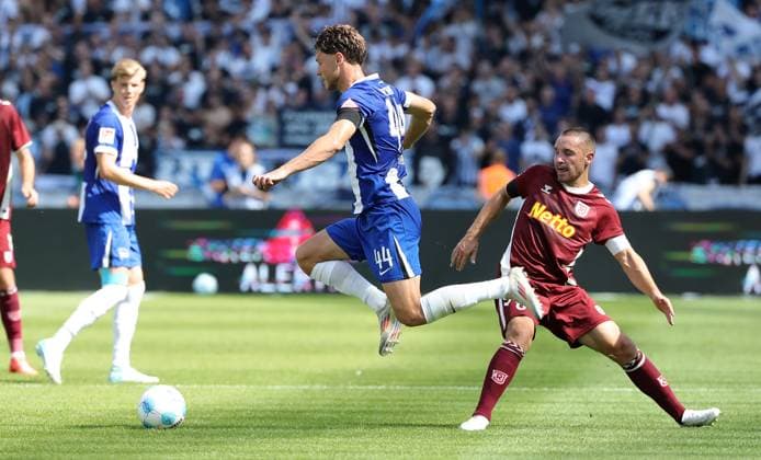 Linus Gechter, Andreas Geipl Zweikampf Spielzene Action Sport Fußball Fußball DFL 2 Bundesliga Herren 3 Spieltag Saison 2024 2025 24 08 2024 Hertha BSC Berlin vs SSV Jahn Regensburg DFL regulations prohibit any use of photographs as image sequences and or quasi video