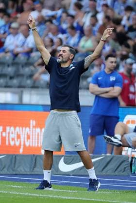 Coach Cristian Fiel pointing, gesticulating Single image Crop action Sport Football Soccer DFL 2 Bundesliga Men 3 Matchday Season 2024 2025 24 08 2024 Hertha BSC Berlin vs SSV Jahn Regensburg DFL regulations prohibit any use of photographs as image sequences and or quasi video
