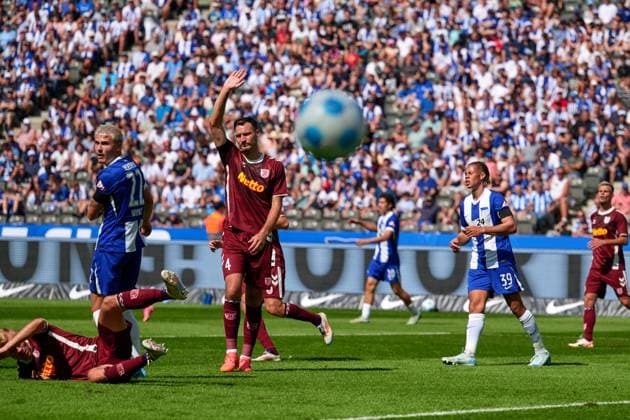 Marten Winkler Hertha BSC, 22 , Florian Ballas SSV Jahn Regensburg, 04 , GER, Hertha BSC vs SSV Jahn Regensburg, Soccer Men, 2 Bundesliga, Season 2024 2025, 03 Matchday, 24 08 2024 DFL REGULATES PROHIBIT ANY USE OF PHOTOGRAPHS AS IMAGE SEQUENCES AND OR QUASI VIDEO GER, Hertha BSC vs SSV Jahn Regensburg, Soccer men, 2 Bundesliga, Season 2024 2025, 03 Matchday, 24 08 2024 Berlin Copyright: xEibner-Pressefotox xClaudiusxRauchx EP_CRH