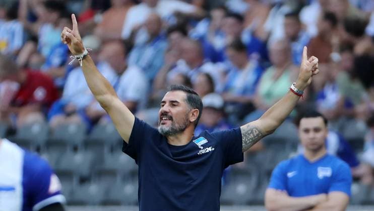 Coach Cristian Fiel pointing, gesturing action upper body Sport Football Soccer DFL 2 Bundesliga Men 3 Matchday Season 2024 2025 24 08 2024 Hertha BSC Berlin vs SSV Jahn Regensburg DFL regulations prohibit any use of photographs as image sequences and or quasi video