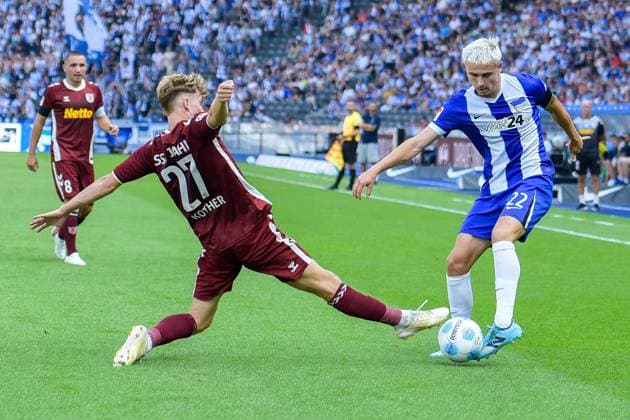 24 08 2024, xlakx, Fußball 2 Bundesliga, Hertha BSC Berlin Jahn Regensburg emspor, v l Dominik Kother SSV Jahn Regensburg 27 ,Marten Winkler Hertha BSC 22 ,Zweikampf, Duell, Kampf, tackle DFL DFB REGULATIONS PROHIBIT ANY USE OF PHOTOGRAPHS as IMAGE SEQUENCES and or QUASI VIDEO Daniel Lakomski Jan Huebner Berlin