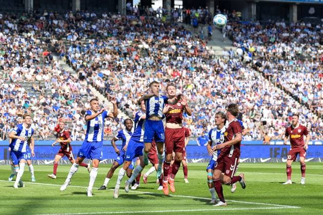 24 08 2024, xlakx, Fußball 2 Bundesliga, Hertha BSC Berlin Jahn Regensburg emspor, v l Jonjoe Kenny Hertha BSC 16 ,Florian Ballas SSV Jahn Regensburg 4 ,zum Kopfball DFL DFB REGULATIONS PROHIBIT ANY USE OF PHOTOGRAPHS as IMAGE SEQUENCES and or QUASI VIDEO Daniel Lakomski Jan Huebner Berlin