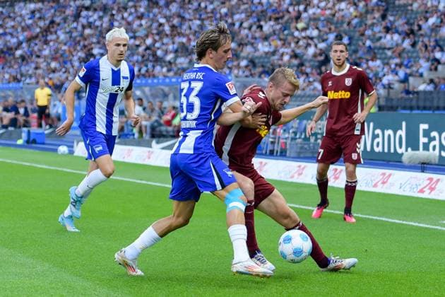 24 08 2024, xlakx, Soccer 2 Bundesliga, Hertha BSC Berlin Jahn Regensburg emspor, v l Marten Winkler Hertha BSC 22 ,Michal Karbownik Hertha BSC 33 ,Sebastian Ernst SSV Jahn Regensburg 15 ,Zweikampf, Duell, Kampf, tackle DFL DFB REGULATIONS PROHIBIT ANY USE OF PHOTOGRAPHS as IMAGE SEQUENCES and or QUASI VIDEO Daniel Lakomski Jan Huebner Berlin