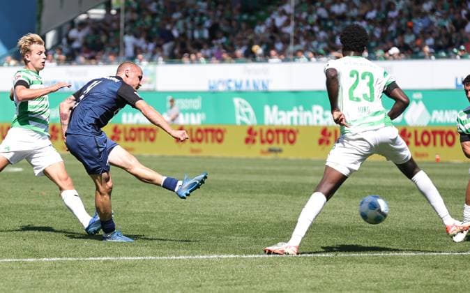 24 08 2024 Soccer season 2024 2025 2 Soccer Bundesliga 03 Matchday SpVgg Greuther Fürth Kleeblatt SC Paderborn 07 SCP Sportfoto Zink DaMa xdaxmax DFL regulations prohibit any use of photographs as image sequences and or quasi video only for editorial use Sven Michel 11, SC Paderborn 07 with shot on goal
