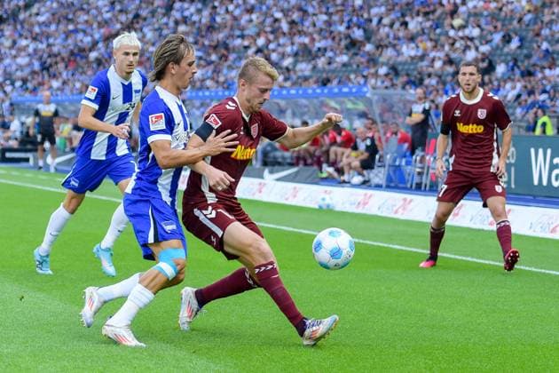 24 08 2024, xlakx, Soccer 2 Bundesliga, Hertha BSC Berlin Jahn Regensburg emspor, v l Michal Karbownik Hertha BSC 33 ,Sebastian Ernst SSV Jahn Regensburg 15 ,duel, duel, fight, tackle DFL DFB REGULATIONS PROHIBIT ANY USE OF PHOTOGRAPHS as IMAGE SEQUENCES and or QUASI VIDEO Daniel Lakomski Jan Huebner Berlin