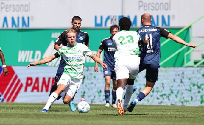 24 08 2024 Soccer Season 2024 2025 2 Soccer Bundesliga 03 Matchday SpVgg Greuther Fürth Kleeblatt SC Paderborn 07 SCP Sportfoto Zink DaMa xdaxmax DFL regulations prohibit any use of photographs as image sequences and or quasi video only for editorial use Philipp Müller 34, SpVgg Greuther Fürth Gideon Jung 23, SpVgg Greuther Fürth Sven Michel 11, SC Paderborn 07