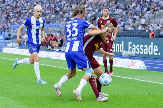 24 08 2024, xlakx, Soccer 2 Bundesliga, Hertha BSC Berlin Jahn Regensburg emspor, v l Michal Karbownik Hertha BSC 33 ,Sebastian Ernst SSV Jahn Regensburg 15 ,duel, duel, fight, tackle DFL DFB REGULATIONS PROHIBIT ANY USE OF PHOTOGRAPHS as IMAGE SEQUENCES and or QUASI VIDEO Daniel Lakomski Jan Huebner Berlin