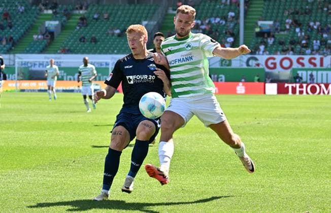 24 08 2024 Soccer Season 2024 2025 2 Soccer Bundesliga 03 Matchday SpVgg Greuther Fürth Kleeblatt SC Paderborn 07 SCP Sportfoto Zink xwoxzix DFL regulations prohibit any use of photographs as image sequences and or quasi video only for editorial use Laurin Curda 17, SC Paderborn 07 Dennis Srbeny 7, SpVgg Greuther Fürth