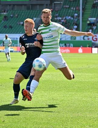 24 08 2024 Soccer Season 2024 2025 2 Soccer Bundesliga 03 Matchday SpVgg Greuther Fürth Kleeblatt SC Paderborn 07 SCP Sportfoto Zink xwoxzix DFL regulations prohibit any use of photographs as image sequences and or quasi video only for editorial use Laurin Curda 17, SC Paderborn 07 Dennis Srbeny 7, SpVgg Greuther Fürth
