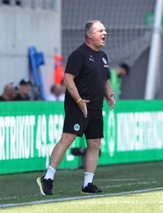 24 08 2024 Soccer Season 2024 2025 2 Soccer Bundesliga 03 Matchday SpVgg Greuther Fürth Kleeblatt SC Paderborn 07 SCP Sportfoto Zink DaMa xdaxmax DFL regulations prohibit any use of photographs as image sequences and or quasi video only for editorial use Alexander Zorniger Trainer SpVgg Greuther Fürth calls shouts indicates gestures directs gives instructions