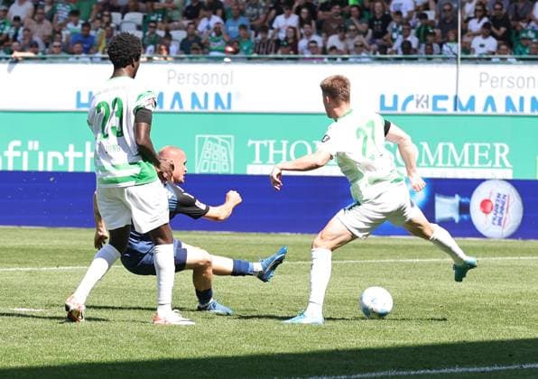 24 08 2024 Soccer season 2024 2025 2 Soccer Bundesliga 03 Matchday SpVgg Greuther Fürth Kleeblatt SC Paderborn 07 SCP Sportfoto Zink DaMa xdaxmax DFL regulations prohibit any use of photographs as image sequences and or quasi video only for editorial use Sven Michel 11, SC Paderborn 07 with shot on goal