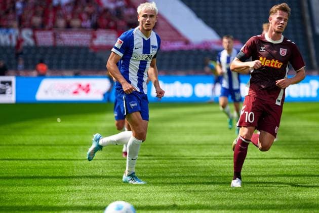 Marten Winkler Hertha BSC, 22 , Christian Viet SSV Jahn Regensburg, 10 , GER, Hertha BSC vs SSV Jahn Regensburg, Soccer Men, 2 Bundesliga, Season 2024 2025, Matchday 03, 24 08 2024 DFL REGULATES PROHIBIT ANY USE OF PHOTOGRAPHS AS IMAGE SEQUENCES AND OR QUASI VIDEO GER, Hertha BSC vs SSV Jahn Regensburg, Soccer men, 2 Bundesliga, Season 2024 2025, 03 Matchday, 24 08 2024 Berlin Copyright: xEibner-Pressefotox xClaudiusxRauchx EP_CRH