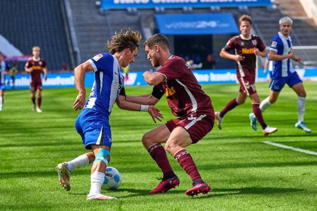 Michal Karbownik Hertha BSC, 33 , Oscar Schoenfelder SSV Jahn Regensburg, 07 , GER, Hertha BSC vs SSV Jahn Regensburg, Soccer Men, 2 Bundesliga, Season 2024 2025, 03 Matchday, 24 08 2024 DFL REGULATES PROHIBIT ANY USE OF PHOTOGRAPHS AS IMAGE SEQUENCES AND OR QUASI VIDEO GER, Hertha BSC vs SSV Jahn Regensburg, Soccer men, 2 Bundesliga, Season 2024 2025, 03 Matchday, 24 08 2024 Berlin Copyright: xEibner-Pressefotox xClaudiusxRauchx EP_CRH