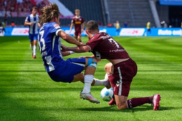 Michal Karbownik Hertha BSC, 33 , Oscar Schoenfelder SSV Jahn Regensburg, 07 , GER, Hertha BSC vs SSV Jahn Regensburg, Soccer Men, 2 Bundesliga, Season 2024 2025, 03 Matchday, 24 08 2024 DFL REGULATES PROHIBIT ANY USE OF PHOTOGRAPHS AS IMAGE SEQUENCES AND OR QUASI VIDEO GER, Hertha BSC vs SSV Jahn Regensburg, Soccer men, 2 Bundesliga, Season 2024 2025, 03 Matchday, 24 08 2024 Berlin Copyright: xEibner-Pressefotox xClaudiusxRauchx EP_CRH