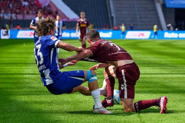 Michal Karbownik Hertha BSC, 33 , Oscar Schoenfelder SSV Jahn Regensburg, 07 , GER, Hertha BSC vs SSV Jahn Regensburg, Soccer Men, 2 Bundesliga, Season 2024 2025, 03 Matchday, 24 08 2024 DFL REGULATES PROHIBIT ANY USE OF PHOTOGRAPHS AS IMAGE SEQUENCES AND OR QUASI VIDEO GER, Hertha BSC vs SSV Jahn Regensburg, Soccer men, 2 Bundesliga, Season 2024 2025, 03 Matchday, 24 08 2024 Berlin Copyright: xEibner-Pressefotox xClaudiusxRauchx EP_CRH
